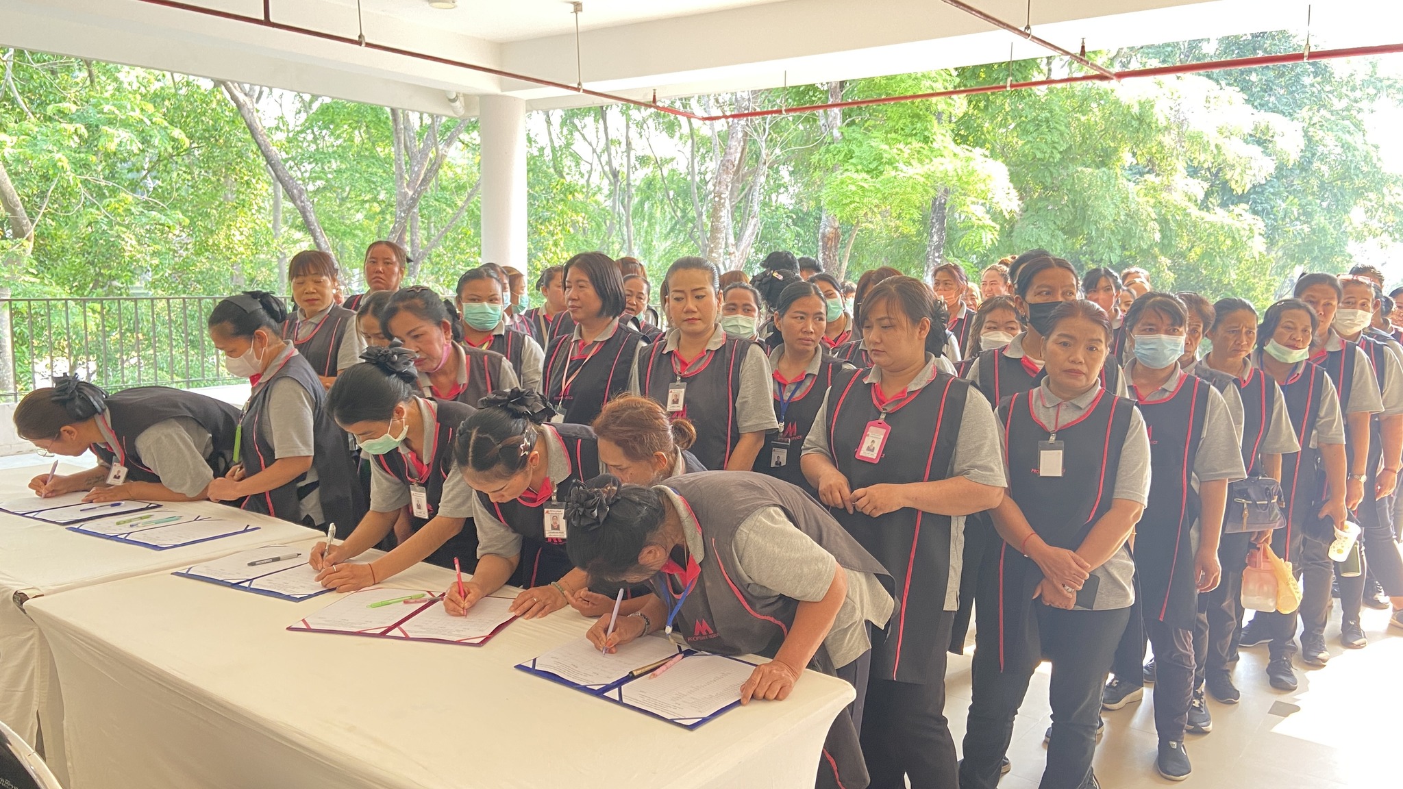 กิจกรรมอบรมให้ความรู้เรื่องการลดและคัดแยกขยะตามหลักการ ZERO WASTE ให้กับพนักงานทำความสะอาดภายใต้โครงการรณรงค์การจัดการขยะในมหาวิทยาลัยแม่ฟ้าหลวงภายใต้แนวคิดการจัดการขยะเหลือศูนย์ (ZERO WASTE) 